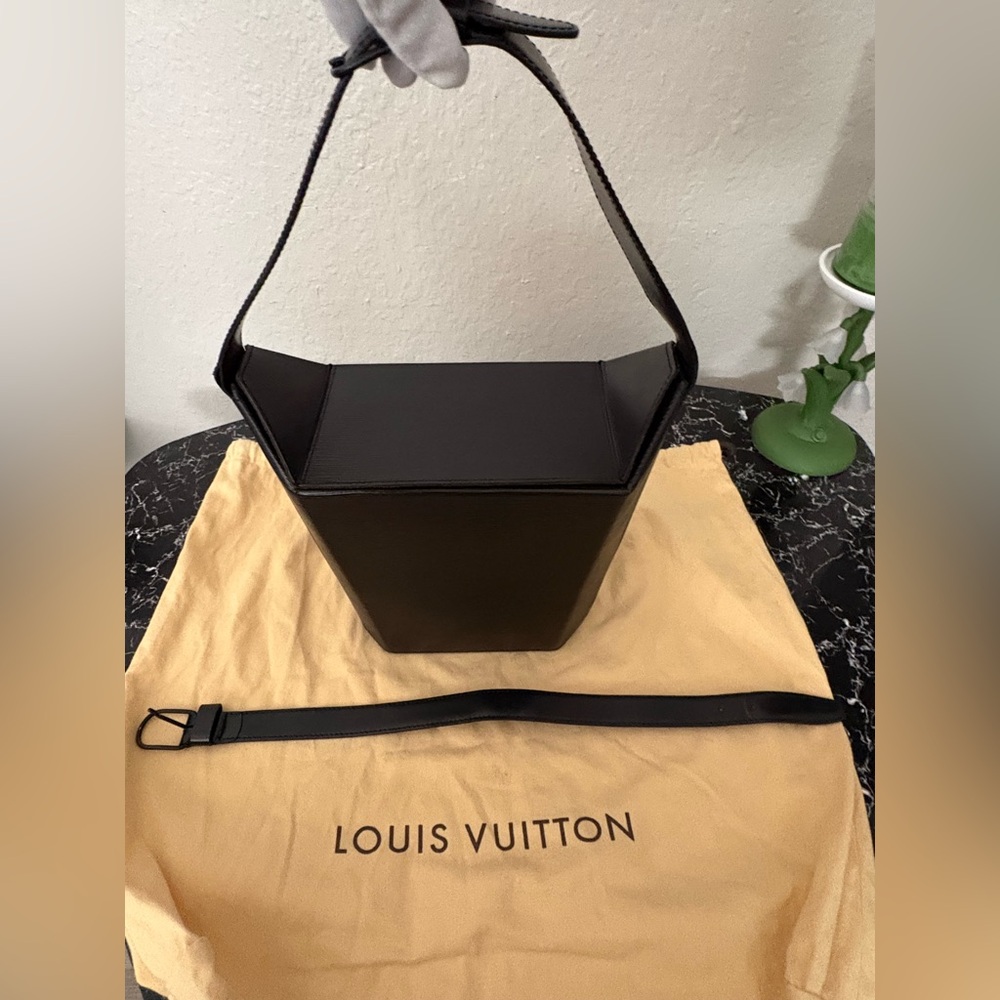 AUTHENTIC LOUIS VUITTON Black Epi Leather Sac Seau Bag *SUPER CLEAN, EUC*